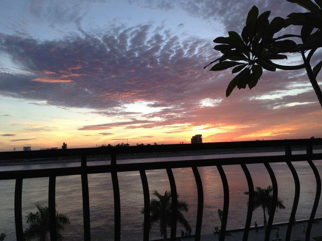 New Season Riverside Hotel Phnom Penh Exterior foto