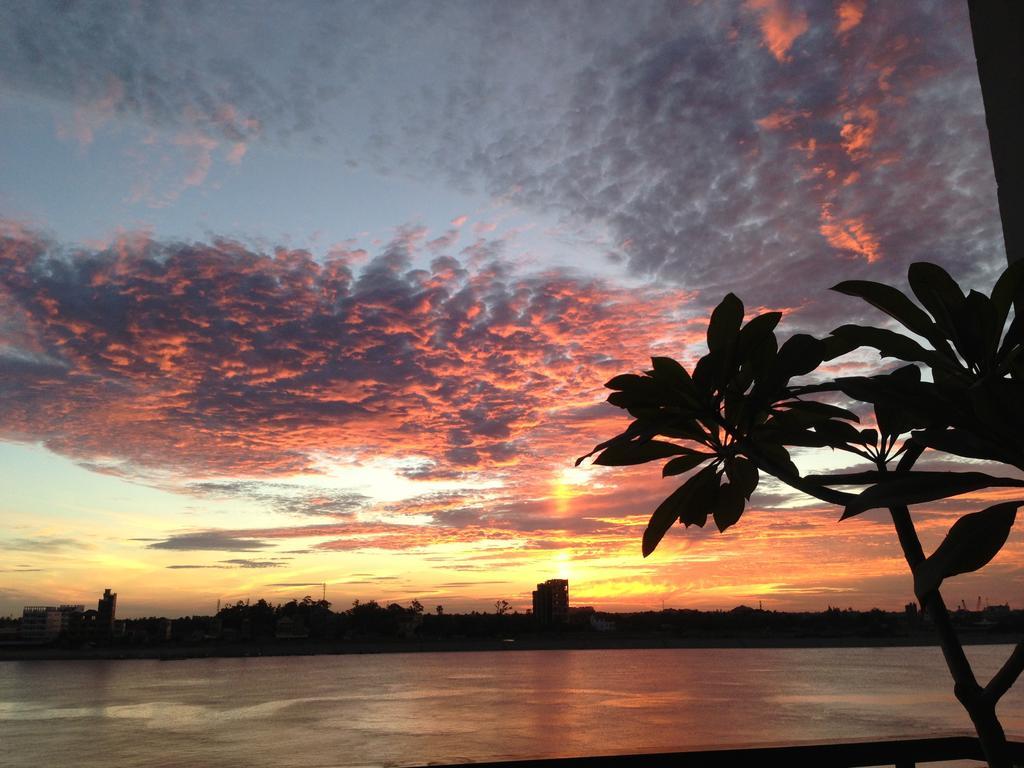 New Season Riverside Hotel Phnom Penh Exterior foto