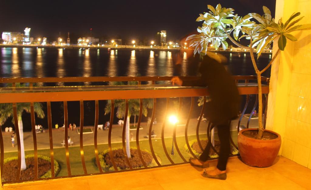 New Season Riverside Hotel Phnom Penh Exterior foto