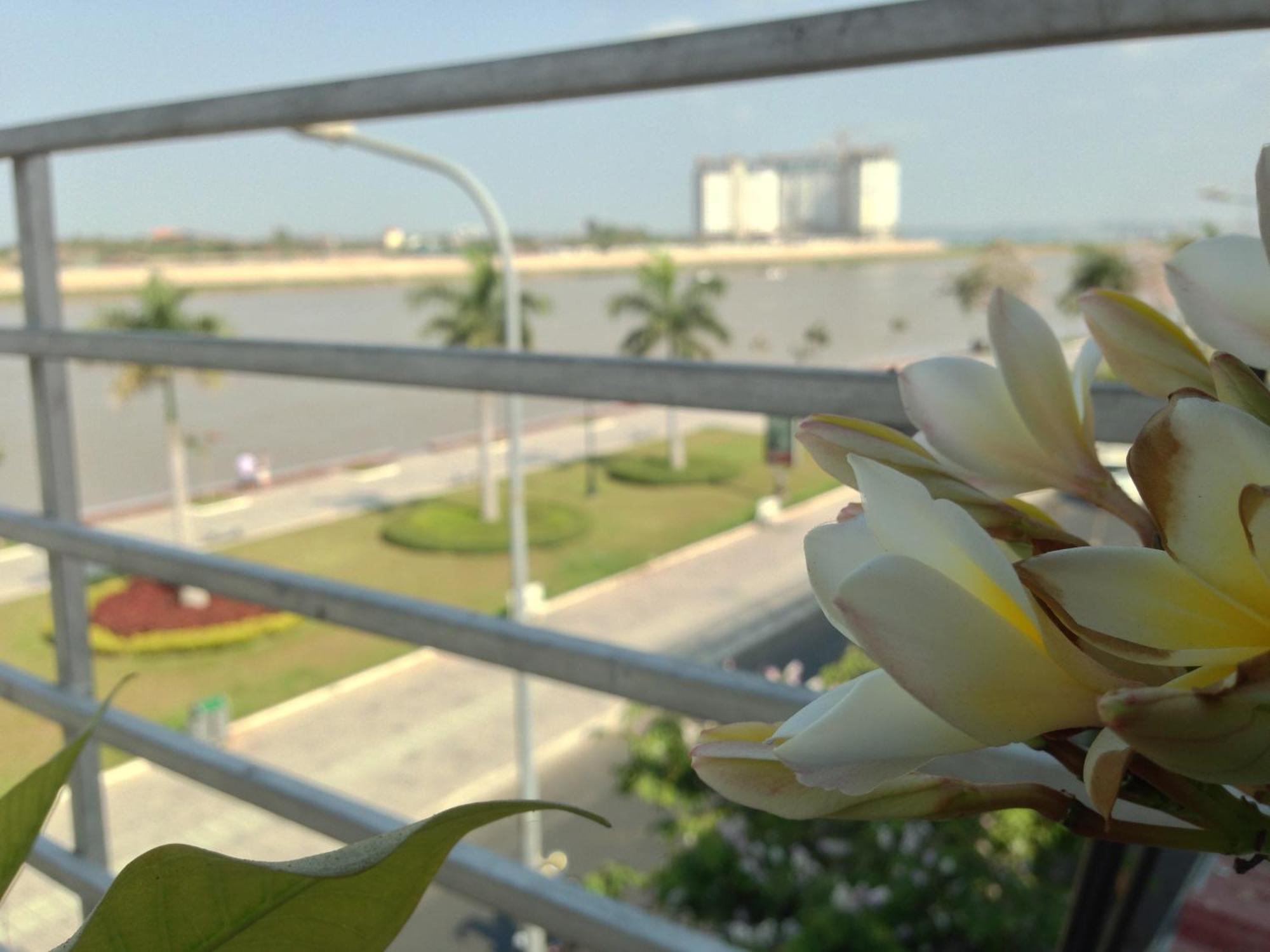 New Season Riverside Hotel Phnom Penh Exterior foto