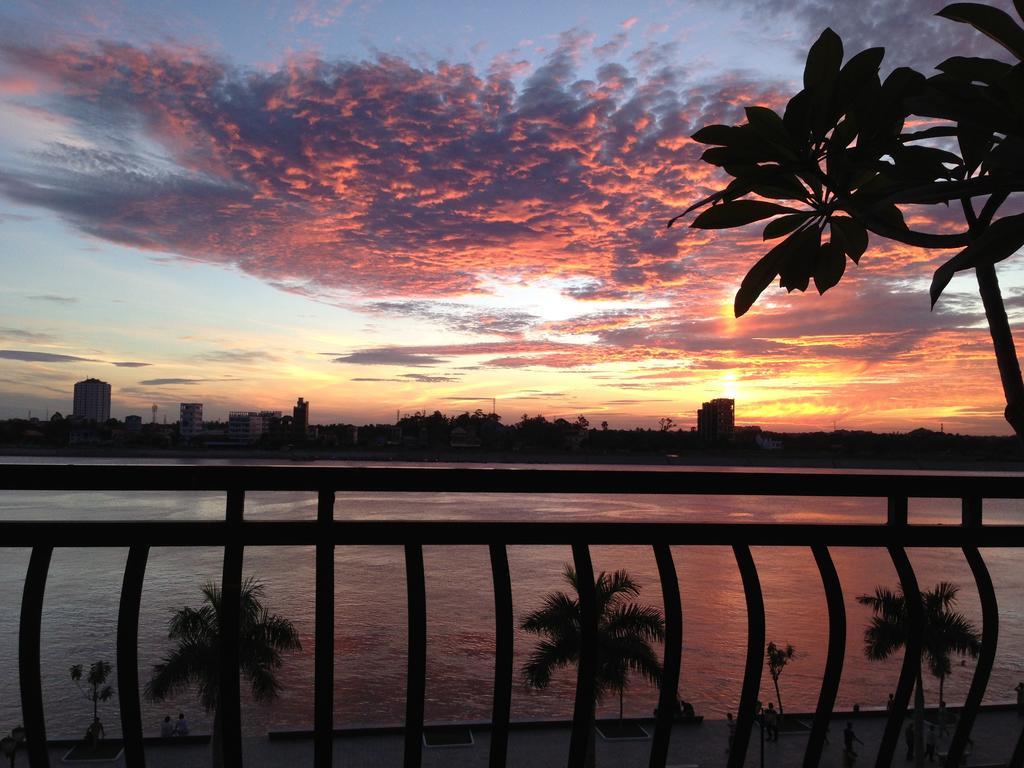 New Season Riverside Hotel Phnom Penh Zimmer foto
