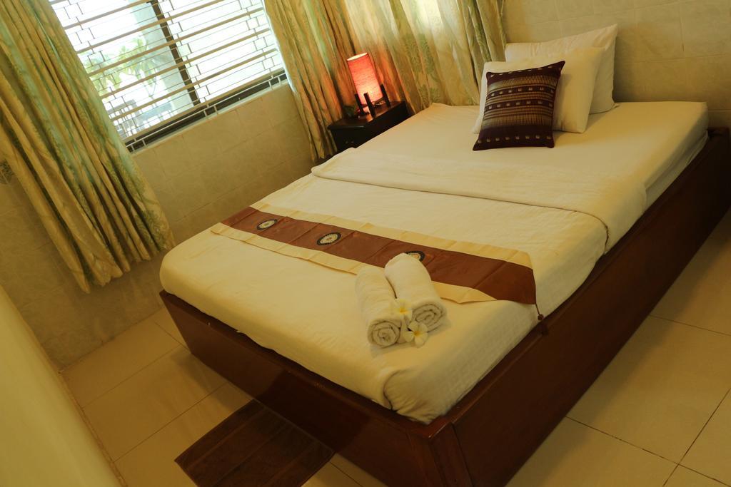 New Season Riverside Hotel Phnom Penh Zimmer foto