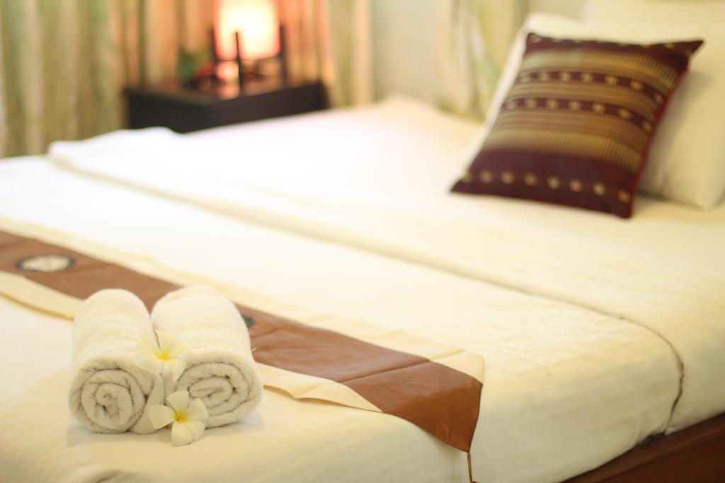 New Season Riverside Hotel Phnom Penh Zimmer foto