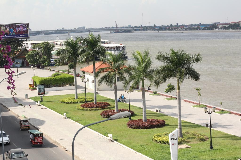 New Season Riverside Hotel Phnom Penh Exterior foto