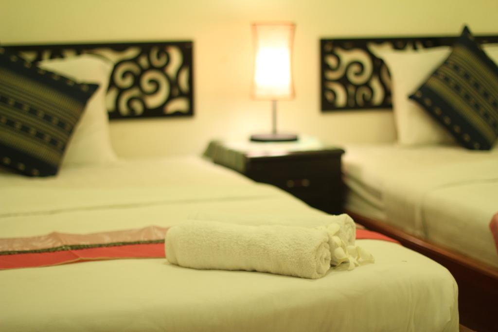 New Season Riverside Hotel Phnom Penh Zimmer foto