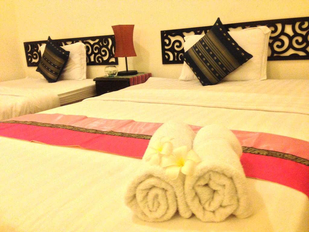 New Season Riverside Hotel Phnom Penh Zimmer foto