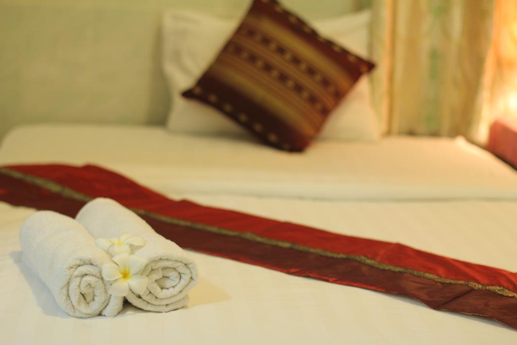 New Season Riverside Hotel Phnom Penh Zimmer foto