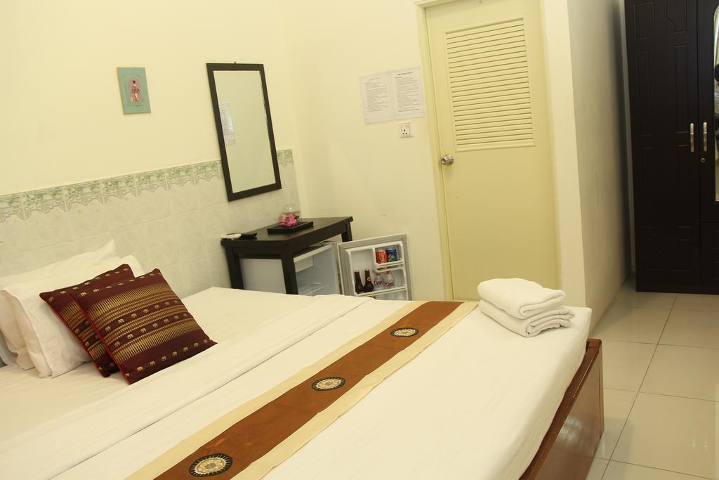 New Season Riverside Hotel Phnom Penh Zimmer foto