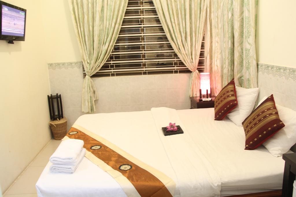 New Season Riverside Hotel Phnom Penh Zimmer foto