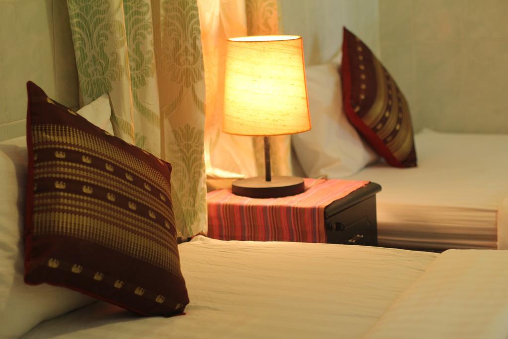 New Season Riverside Hotel Phnom Penh Zimmer foto