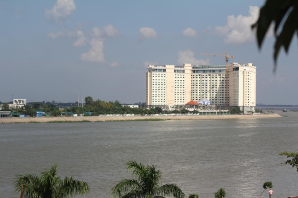 New Season Riverside Hotel Phnom Penh Zimmer foto