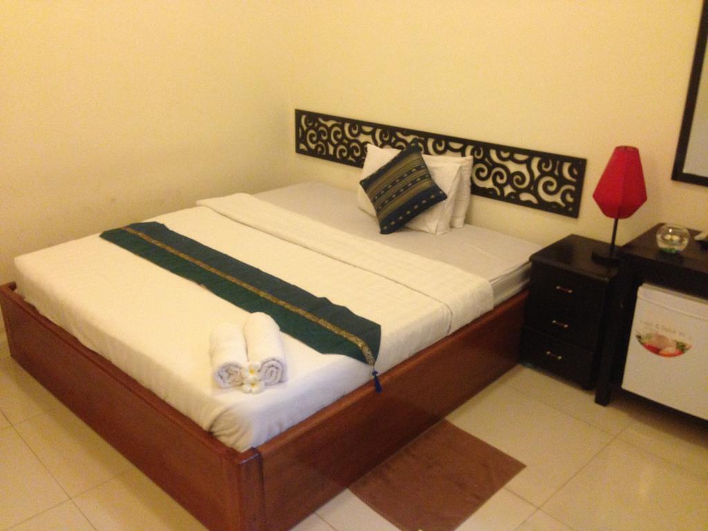 New Season Riverside Hotel Phnom Penh Zimmer foto